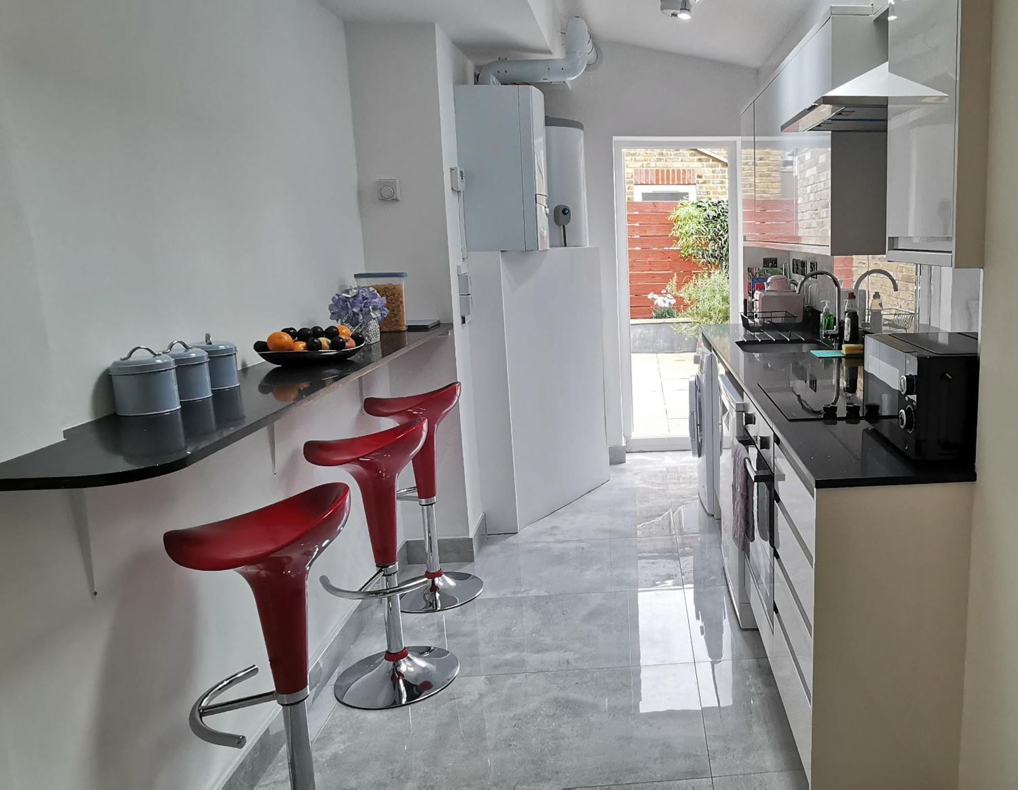Luxury House Sleeps 13, 2 Minutes To Metro Hébergement de vacances