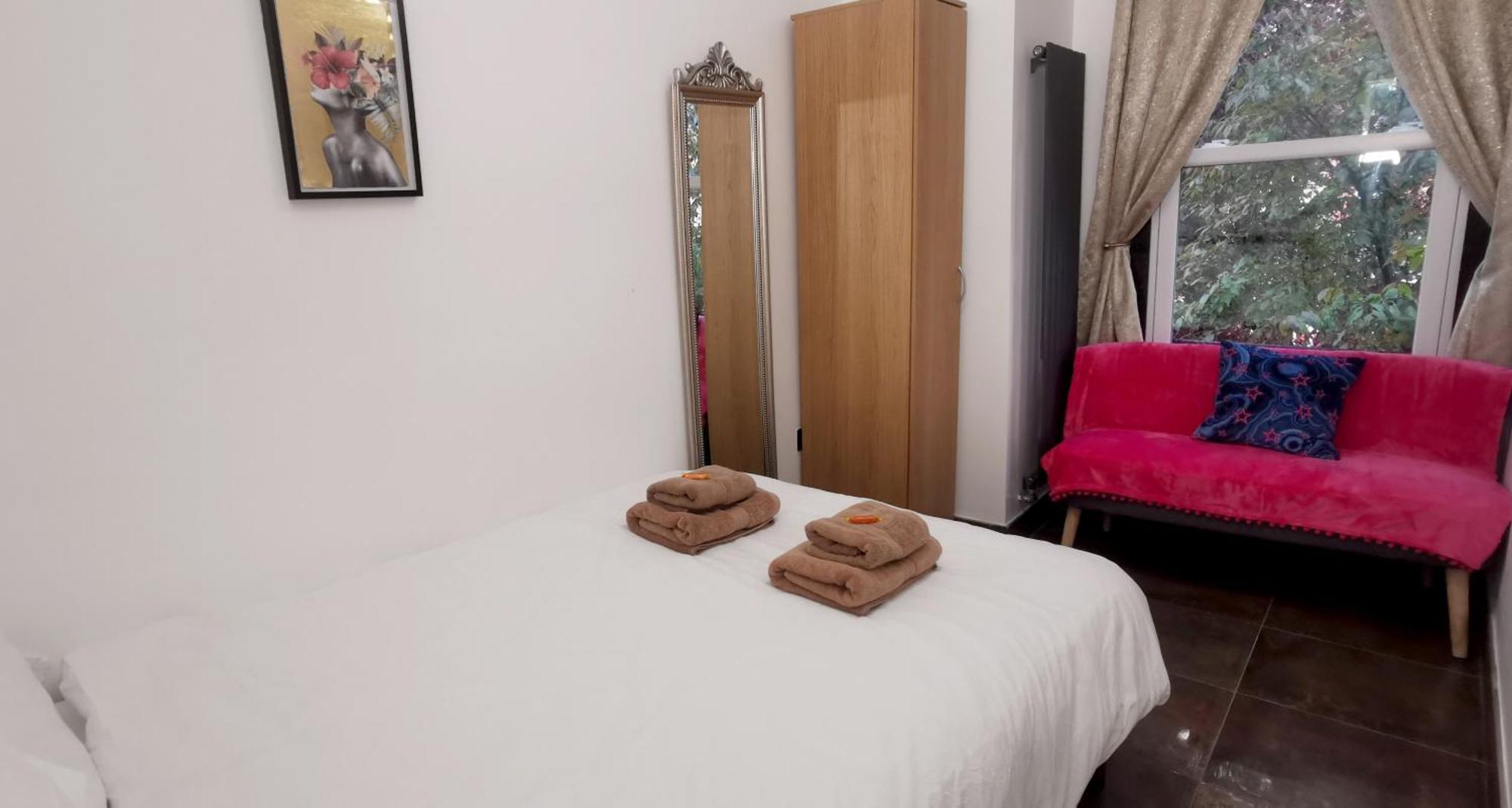 Hébergement de vacances Luxury House Sleeps 13, 2 Minutes To Metro *