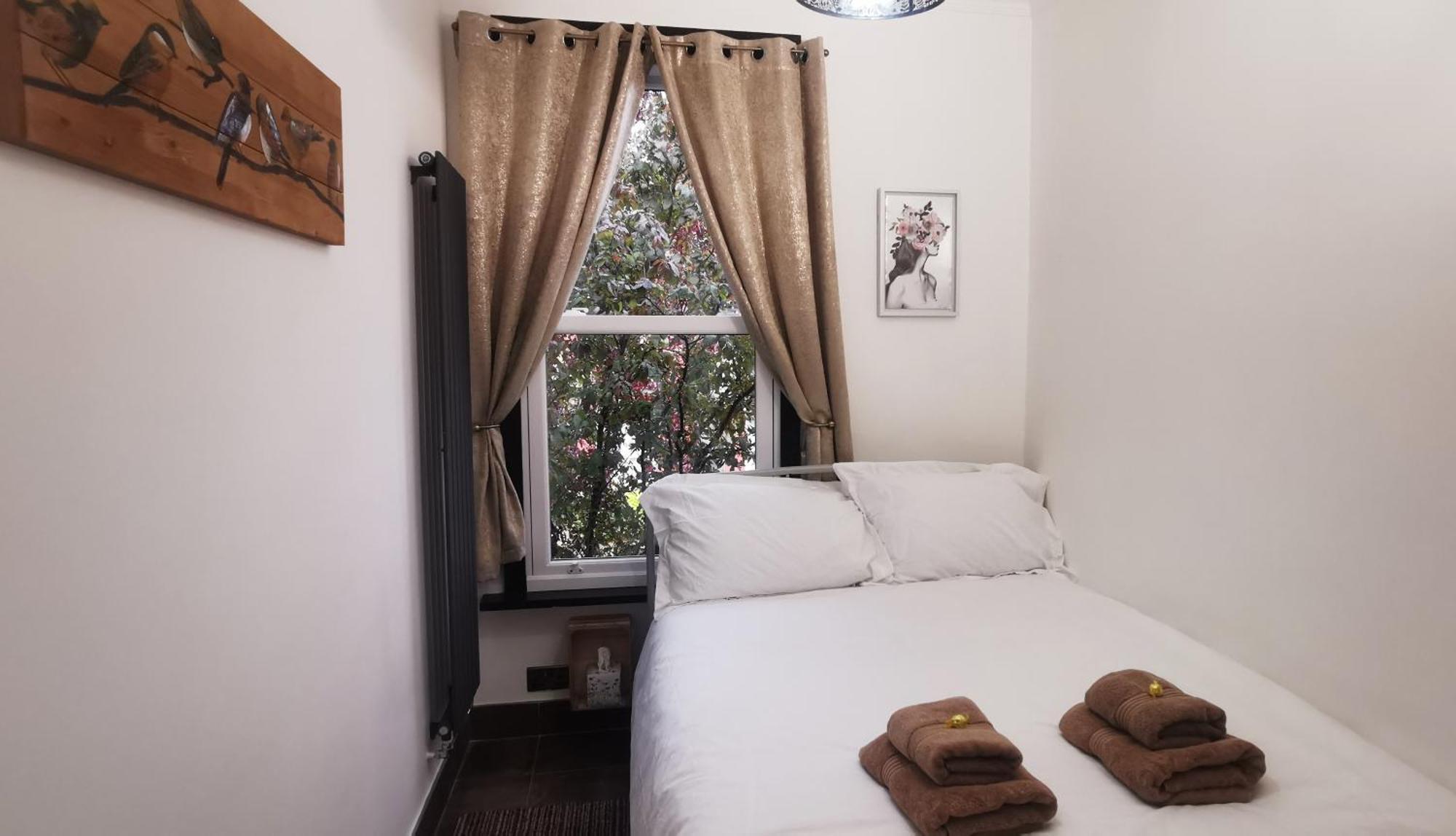 Luxury House Sleeps 13, 2 Minutes To Metro Hébergement de vacances Londres