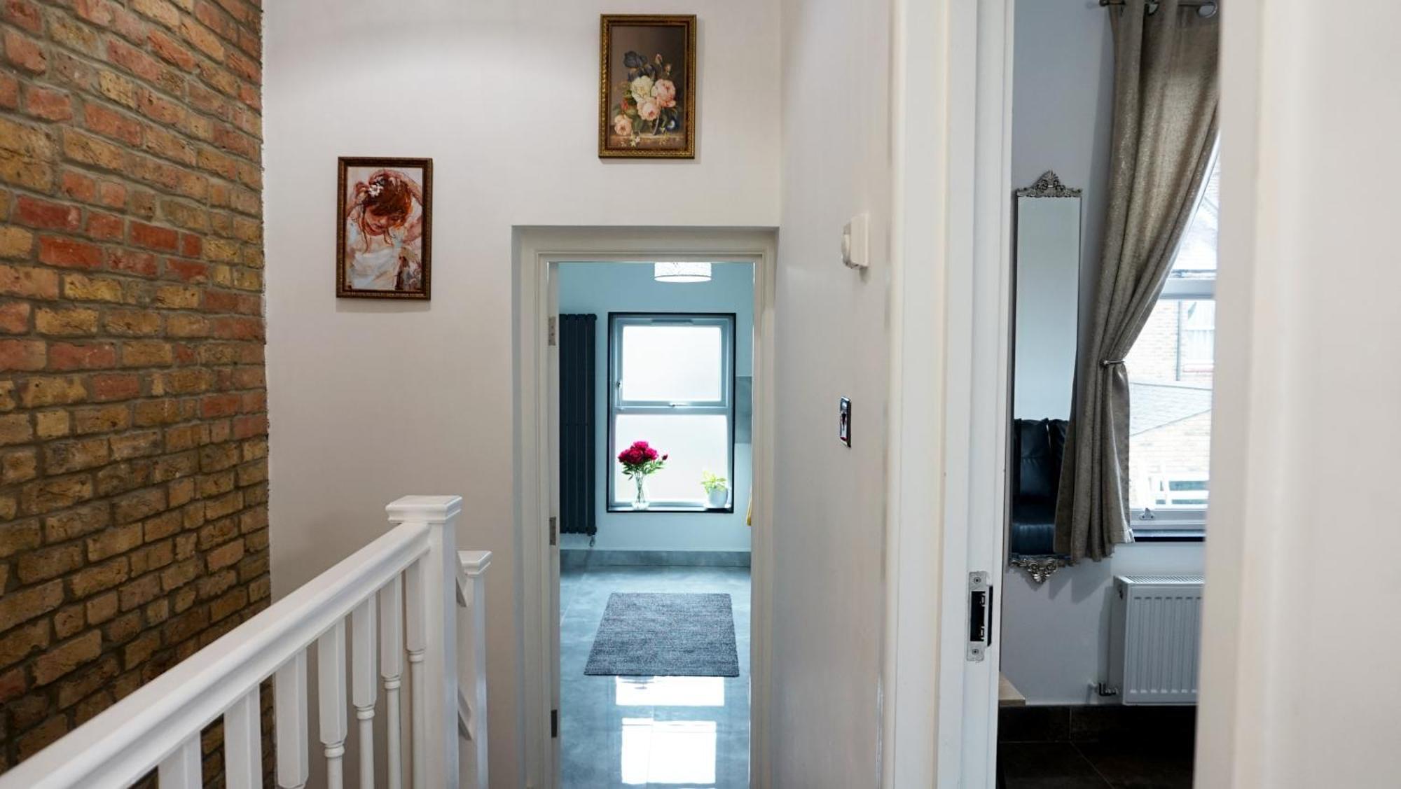 Luxury House Sleeps 13, 2 Minutes To Metro Hébergement de vacances *