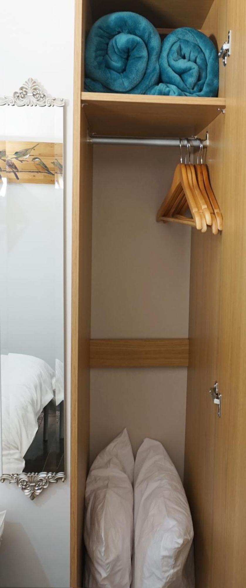 Ferienhaus Luxury House Sleeps 13, 2 Minutes To Metro London