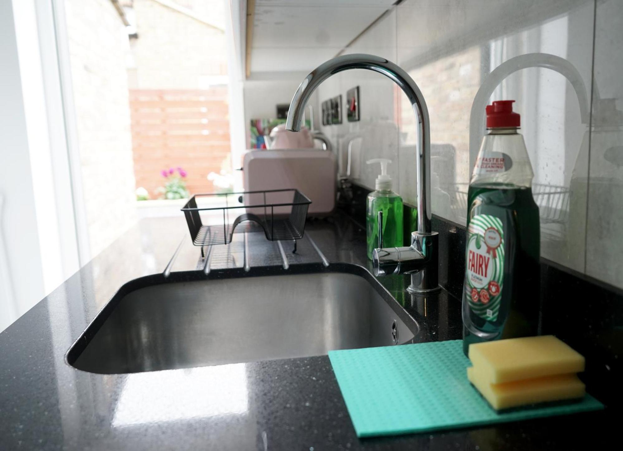 Luxury House Sleeps 13, 2 Minutes To Metro Londra